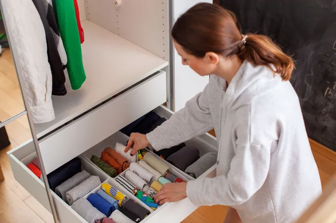 Personne organisant son dressing